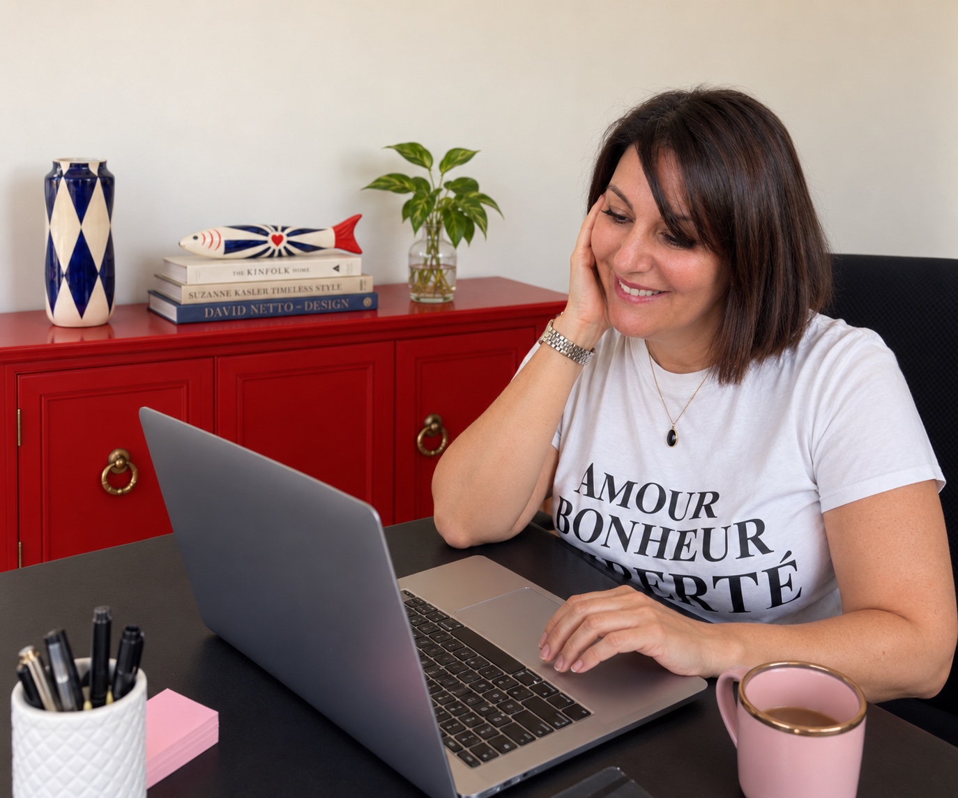 Alice al lavoro nel suo studio